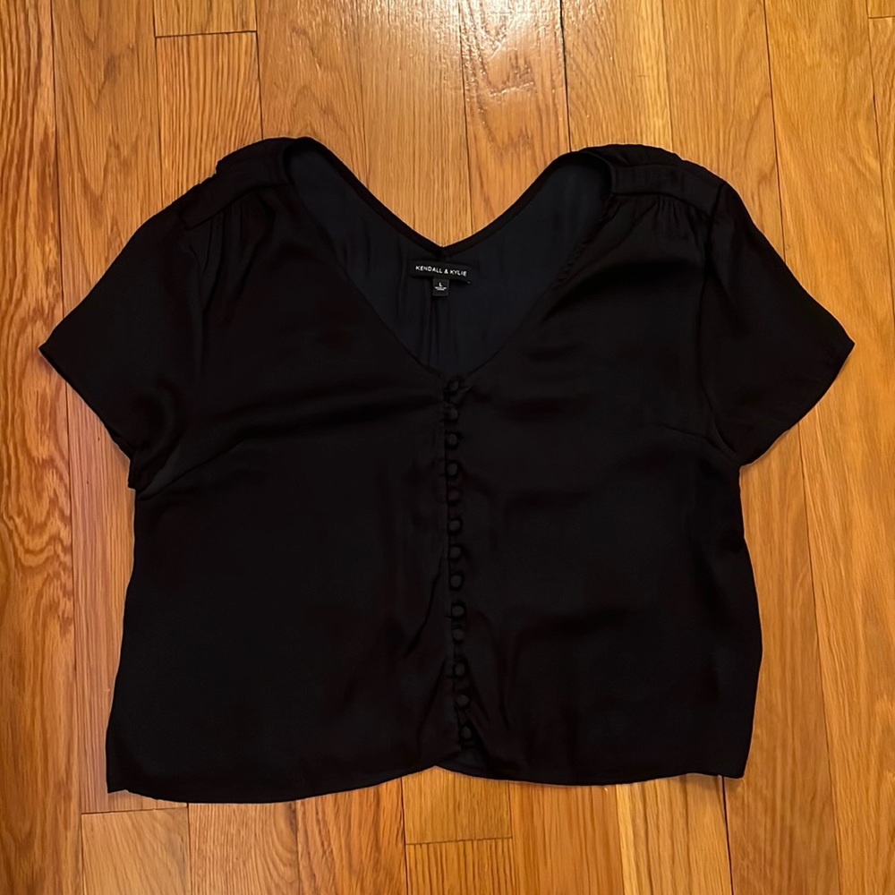 Kendall and Kylie Button Up Silk Short Sleeve Blouse. Size L.